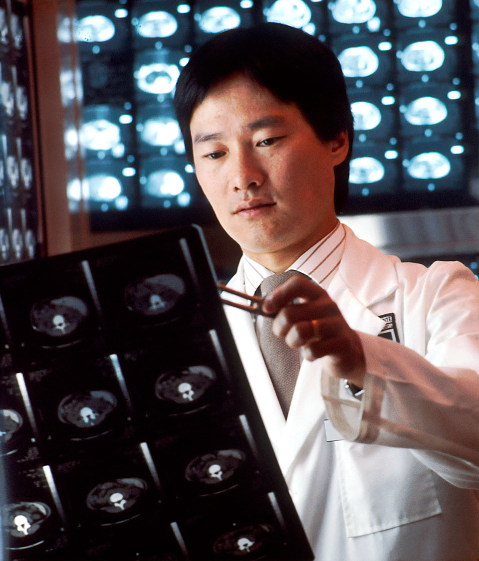 photo d'un homme asiatique scientique qui analyse un objet